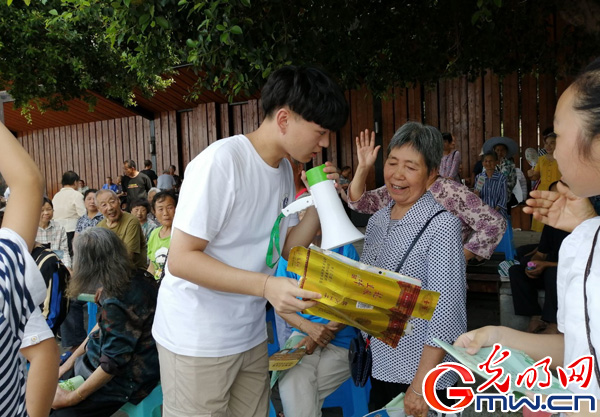 必赢242net官网师生助力直播带货 江津柿子村2小时获赞8.4万